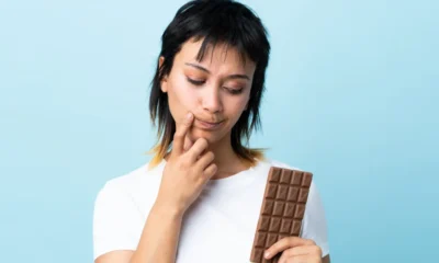 chica mira barrita chocolate en su mano