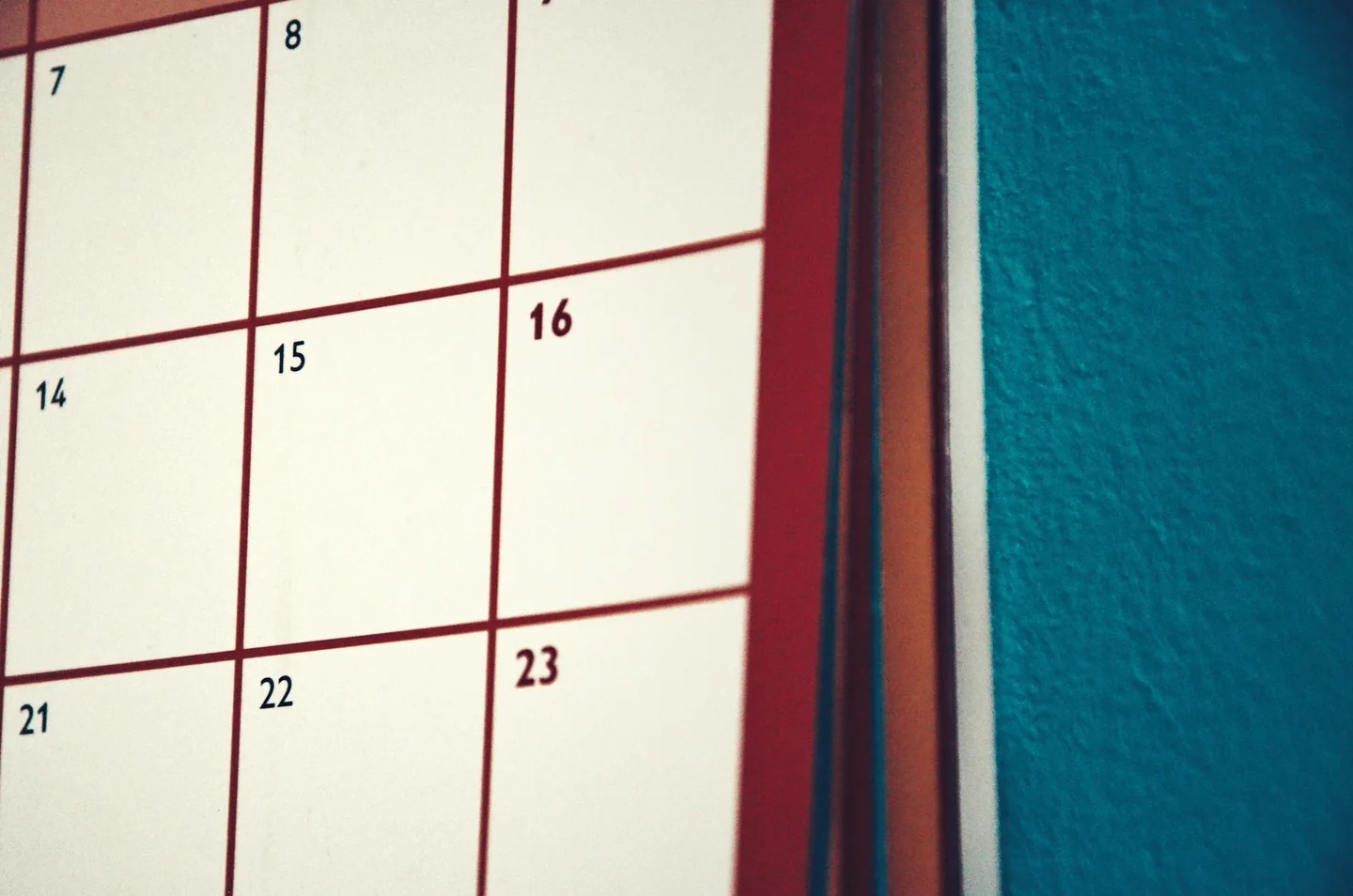 Calendario en una iglesia que ayuda a explicar porque cambia las fechas de semana santa