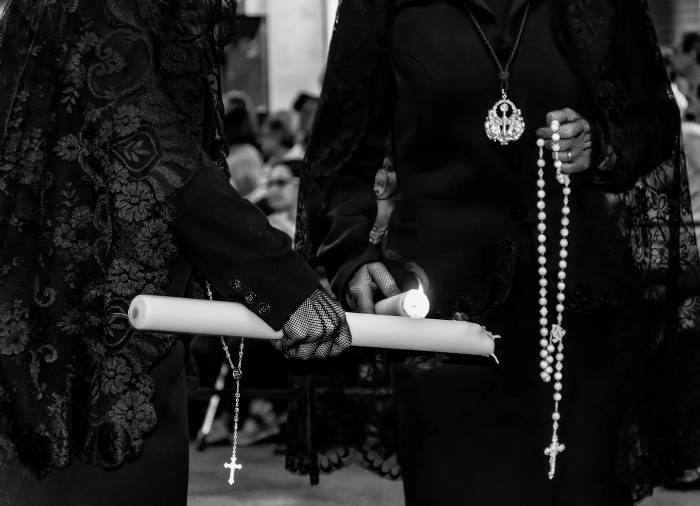 Fotografía de una procesión en una iglesia para ilustrar porque se celebra la semana santa