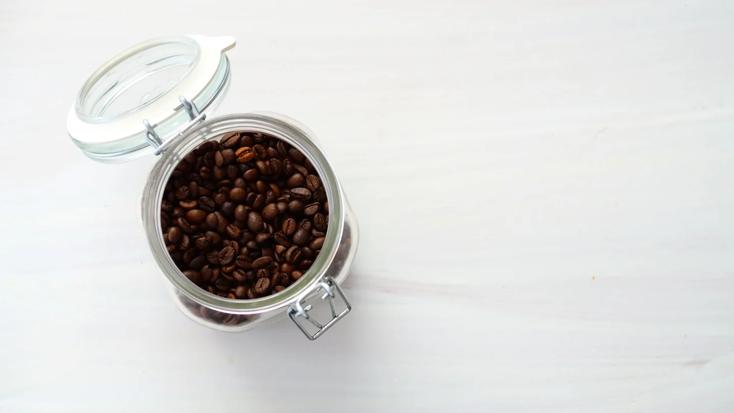 Tarro hermético de café para ilustrar porque meter el café en la nevera no suele ser buena idea