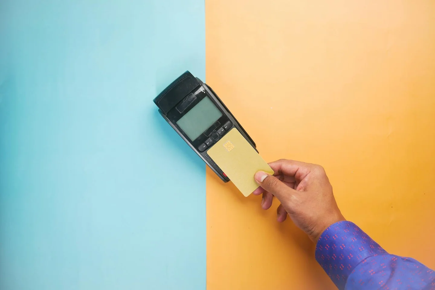 Tarjeta contactless en un terminal para ilustrar porque quieren quitar el dinero en efectivo