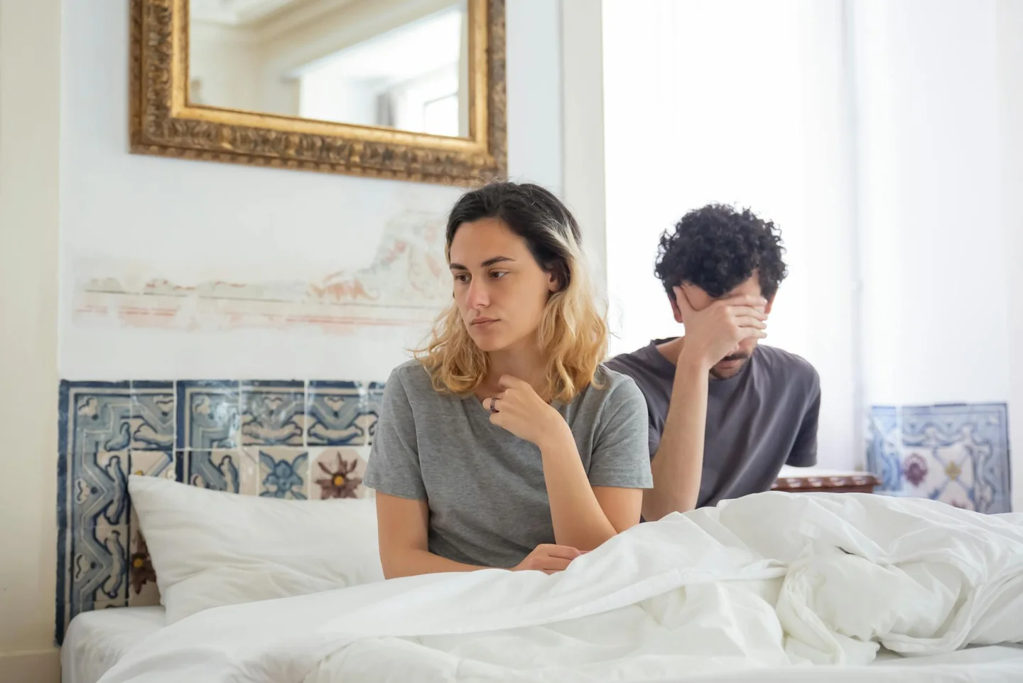 pareja discutiendo en la cama para ilustrar porque sueño q mi pareja me es infiel
