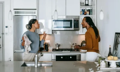 Mujer y hombre discutiendo en casa para ilustrar por que mi esposo me grita