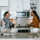 Mujer y hombre discutiendo en casa para ilustrar por que mi esposo me grita