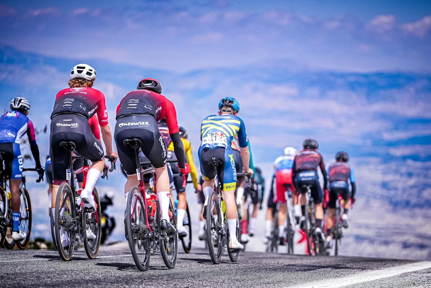 porque la vuelta a españa empieza en italia en una etapa de ciclismo con pelotón pasando por montañas alpinas