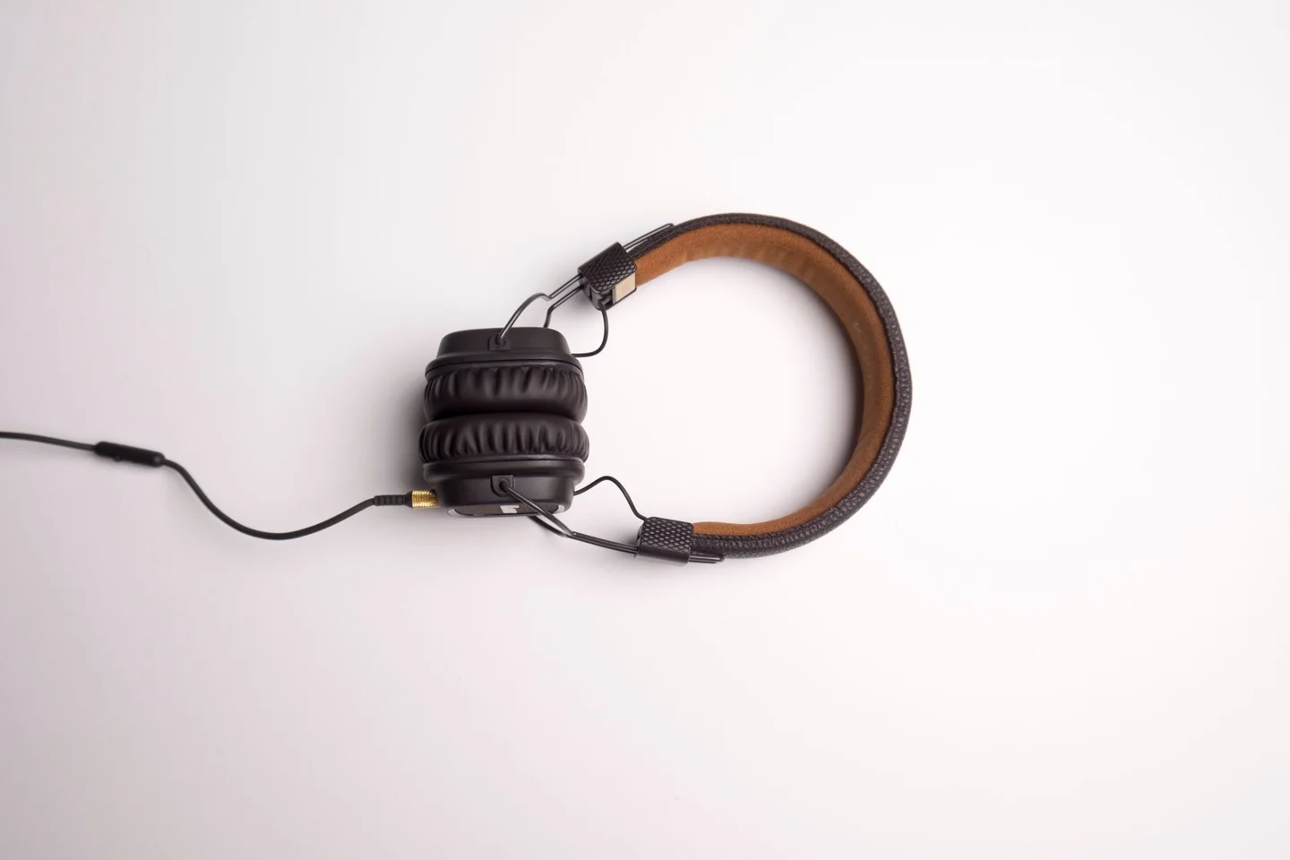 primer plano de un conector de audio dañado para ilustrar porque no se conectan los auriculares con cable