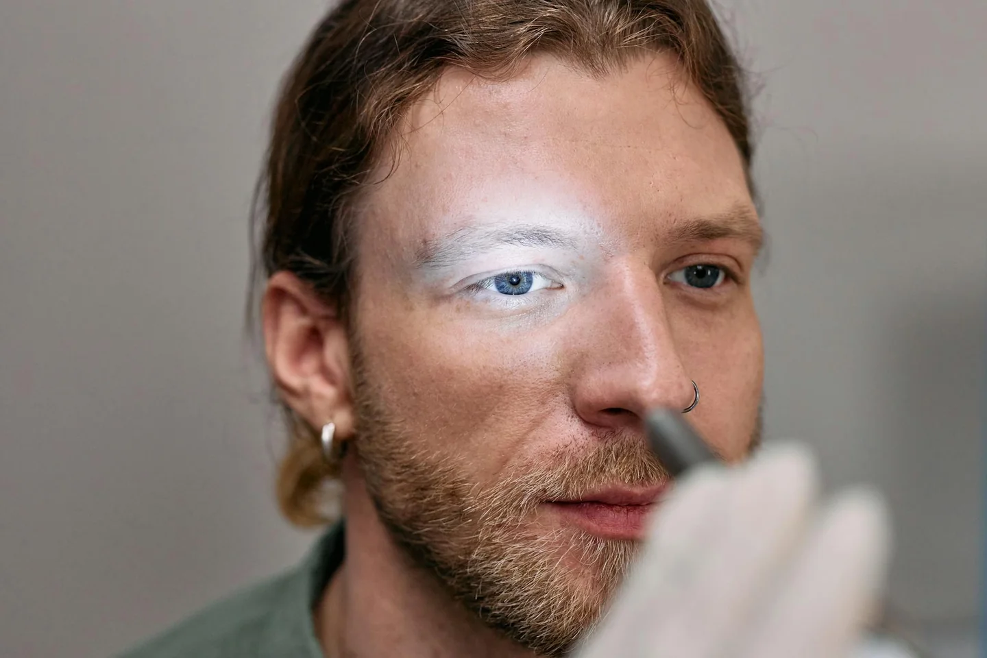 Doctor examining nose para ilustrar porque se tapa la nariz de un solo lado y sus posibles causas