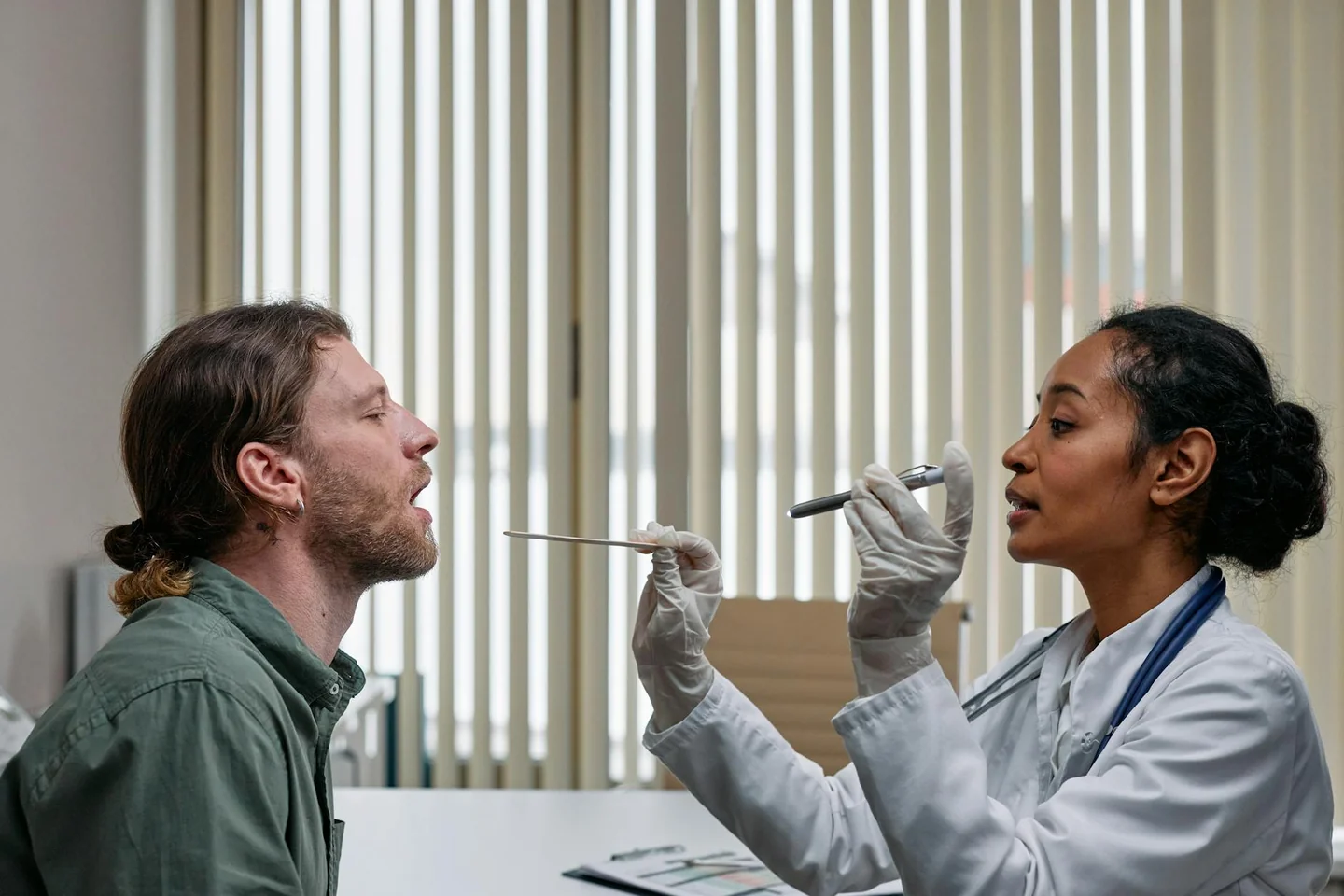 Doctor examinando a un paciente por porque siento pinchazos en el cuerpo como alfileres, para ilustrar síntomas y revisión médica
