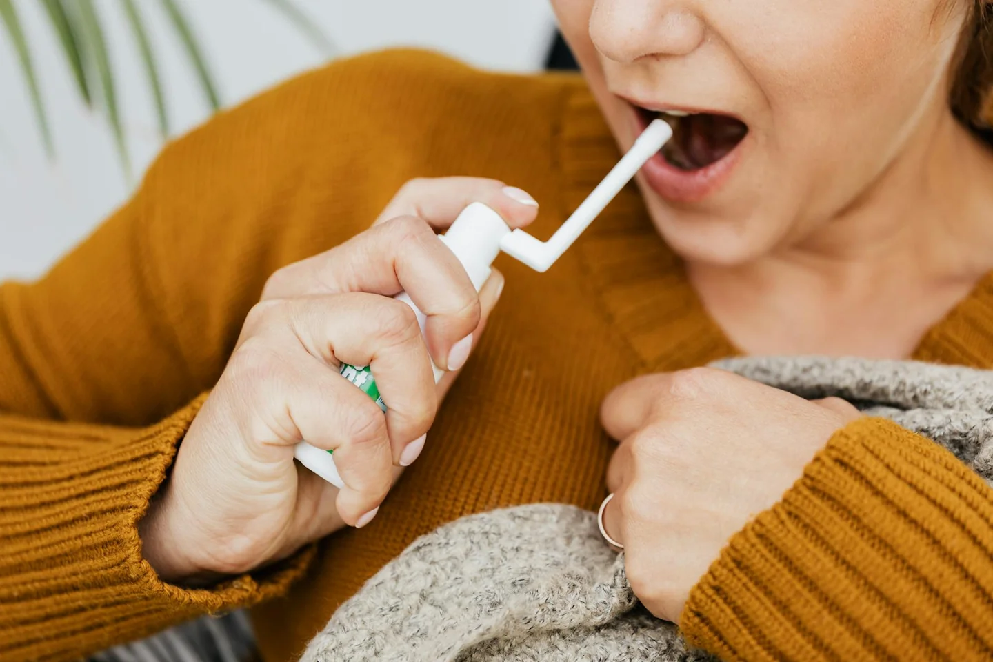 Mujer con gesto de incomodidad por porque me levanto con la boca seca y amarga al despertar