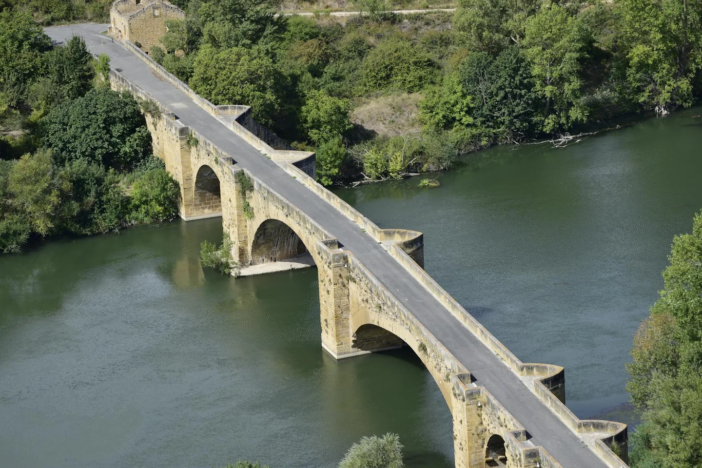 Imagen de un puente sobre el río Duero para ilustrar por que ciudades pasa el río duero en un artículo sobre su recorrido urbano y sus ciudades principales.
