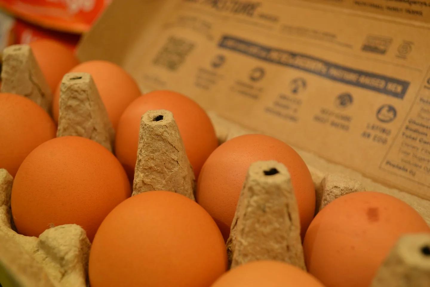 Foto de un cartón de huevos en un supermercado para ilustrar porque ha subido el precio de los huevos