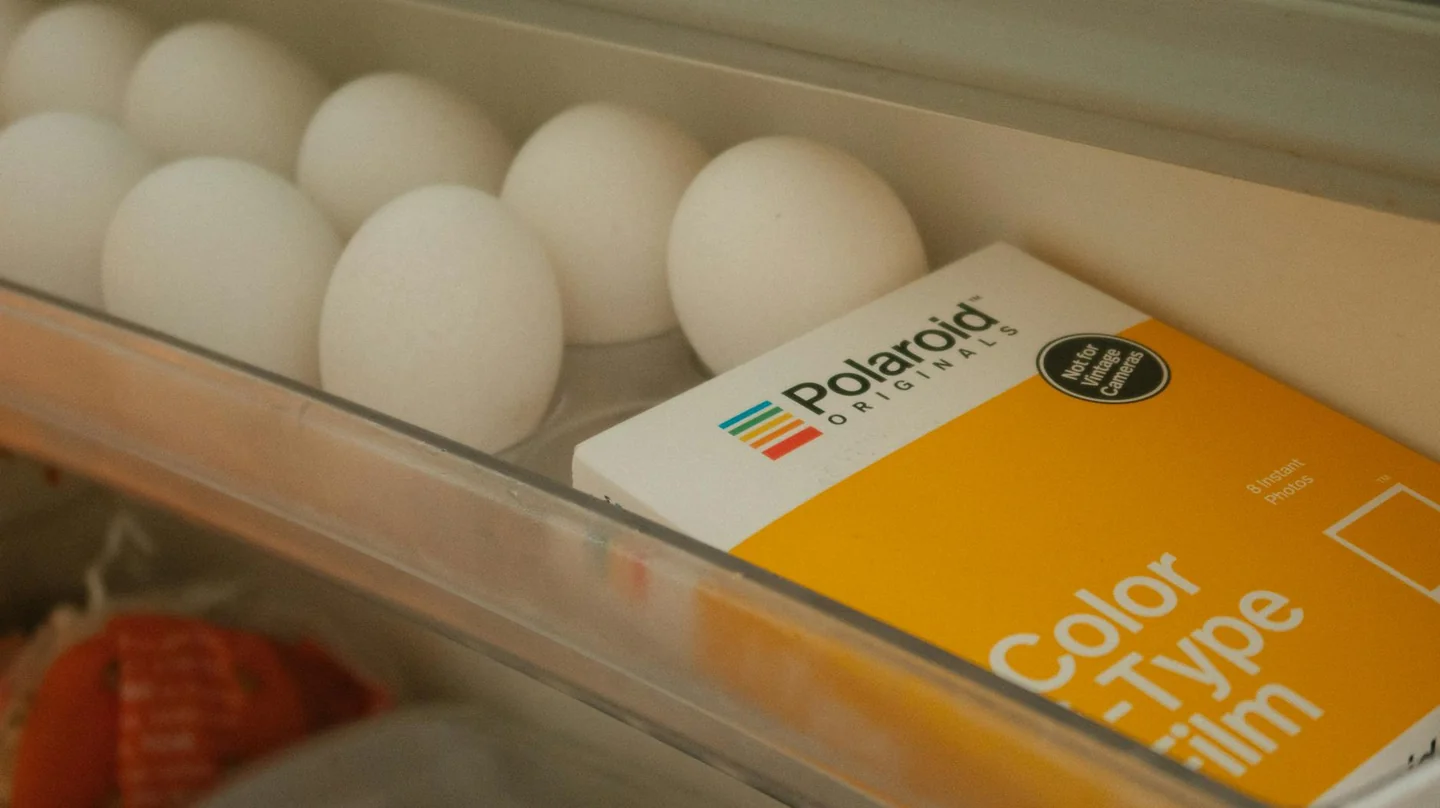 Porque no se debe guardar los huevos en la nevera: huevos almacenados en la puerta del frigorífico