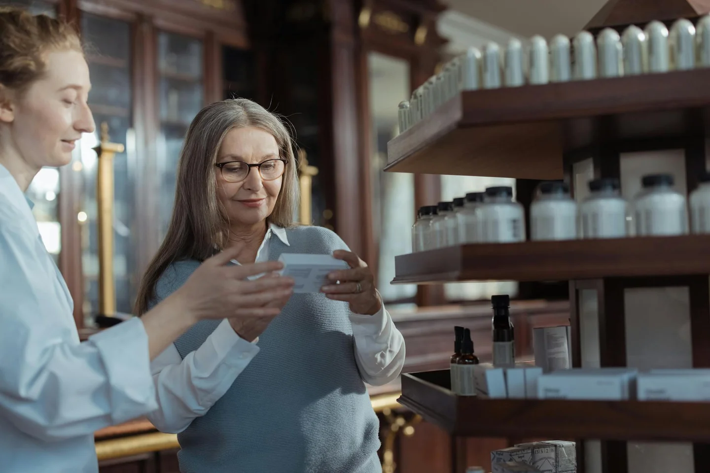 Una mujer mayor en la farmacia, imagen ilustrativa para el artículo porque unos pensionistas pagan medicinas y otros no