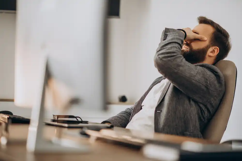 empleado en crisis de nervios