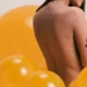 espalda mujer con bolas amarillas