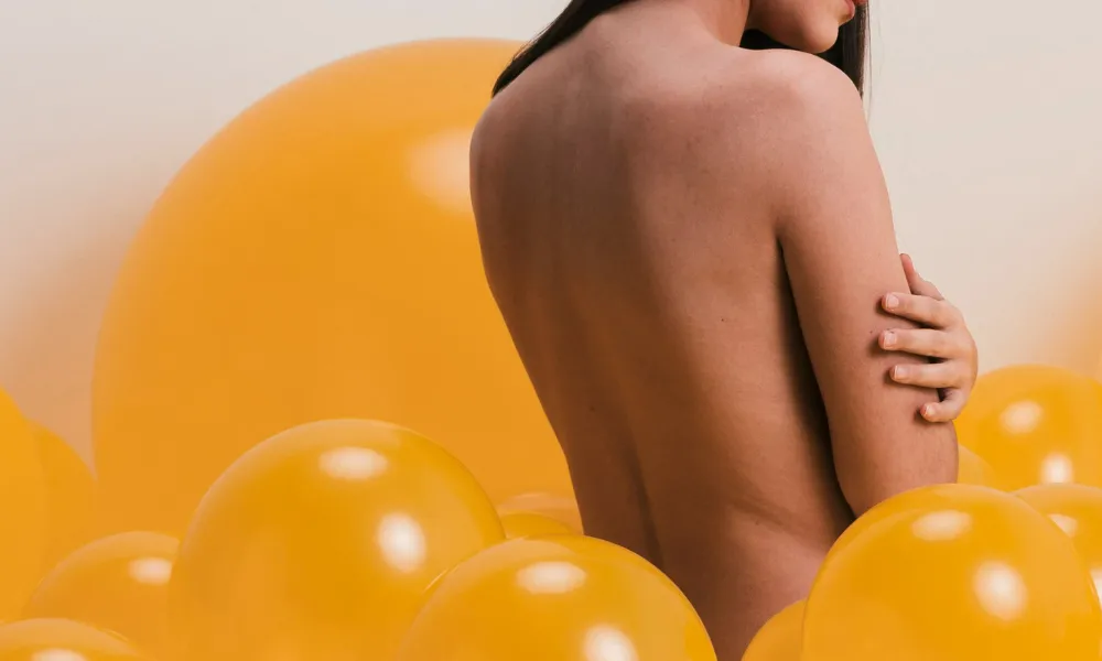 espalda mujer con bolas amarillas