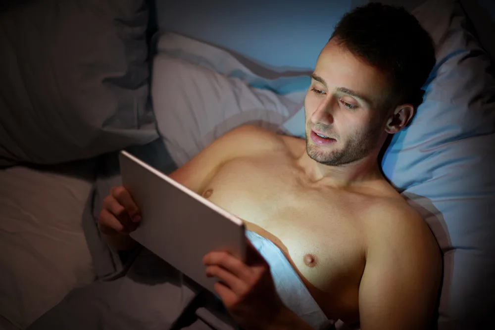 esposo viendo mujeres en Internet