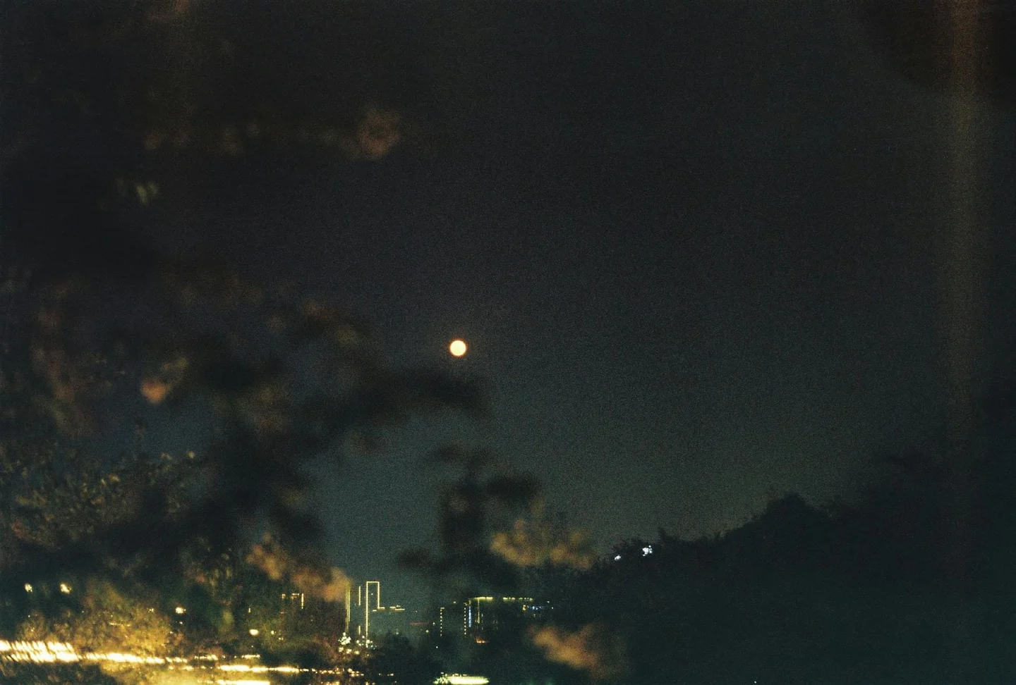 Ilustración de porque siempre vemos la misma cara de la luna con una luna llena brillante en el cielo nocturno