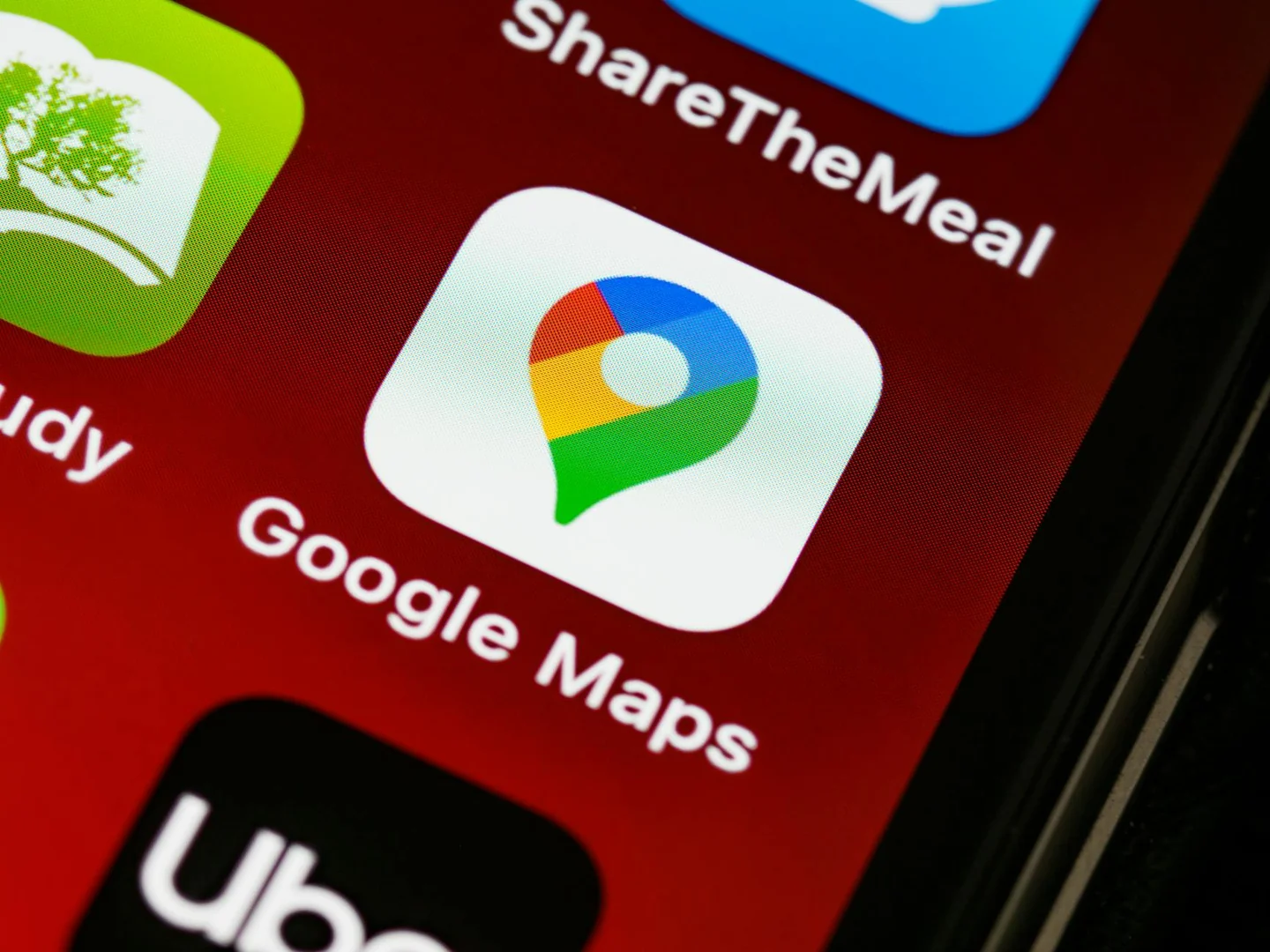 persona revisando por qué no aparezco en google maps en una ficha de negocio en un teléfono