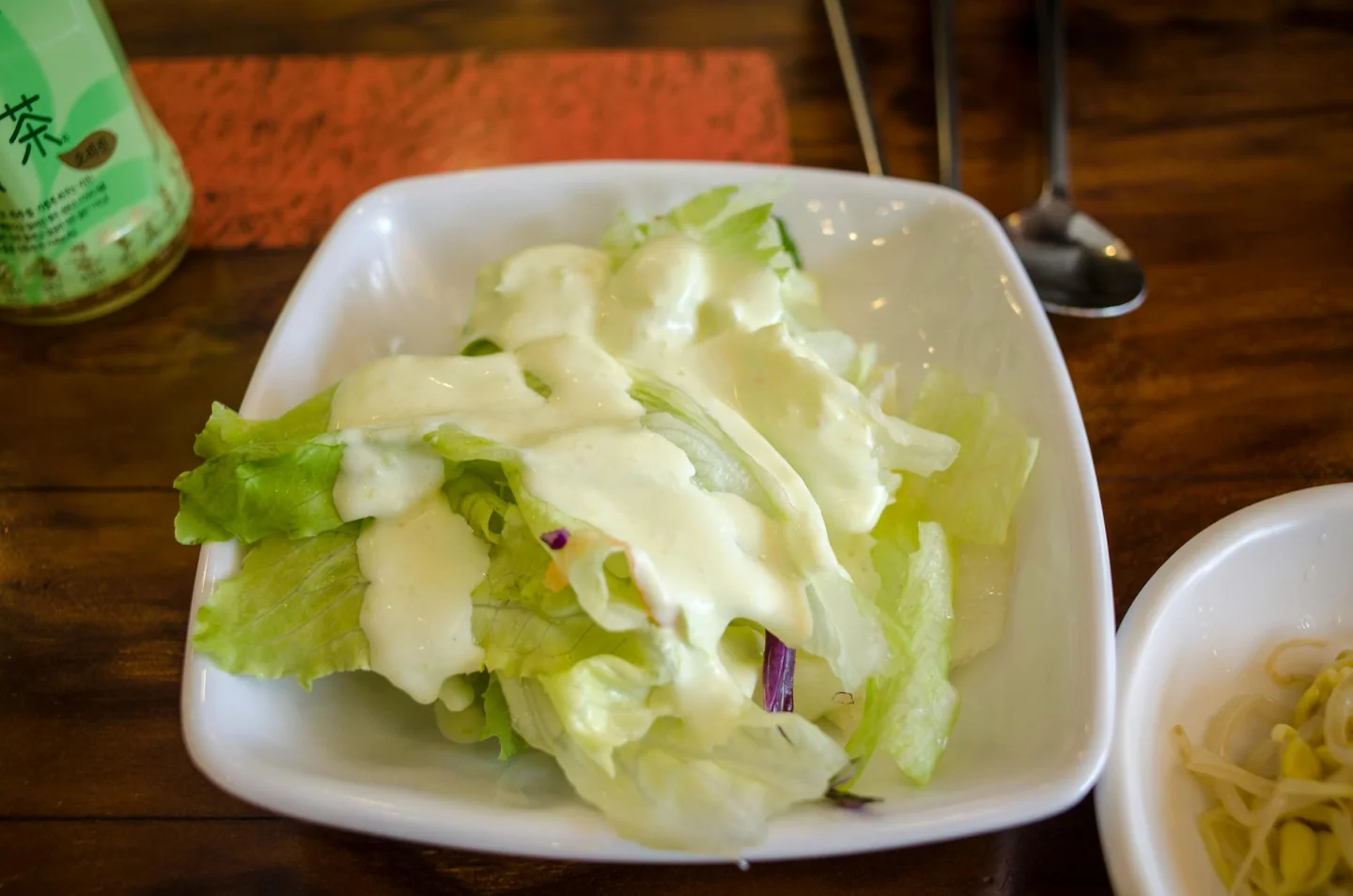 Foto de una ensalada con lechuga iceberg para ilustrar porque la lechuga iceberg es la peor en un contexto de comparación nutricional.
