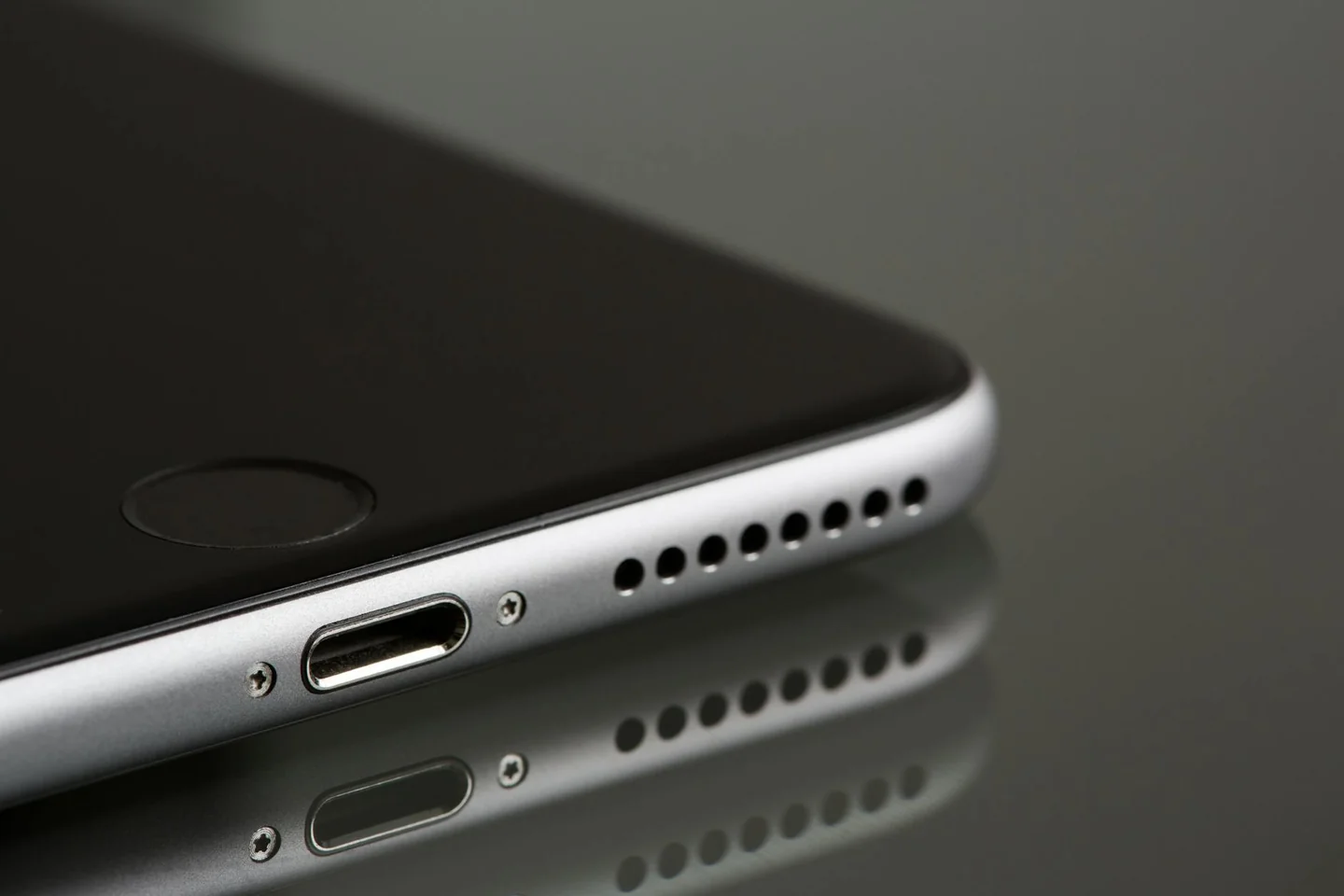 Imagen de un técnico revisando un iPhone por fallos de sonido relacionada con porque no se escucha el audio en mi celular iphone