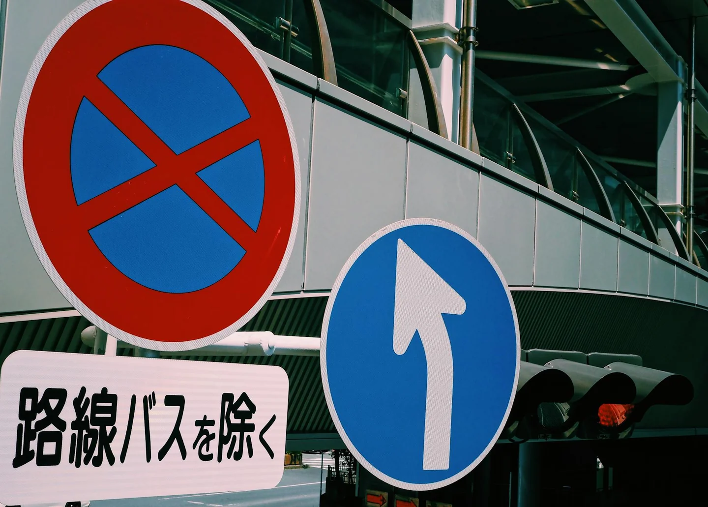 Señales de tráfico en Japón para explicar por que lado se conduce en japon