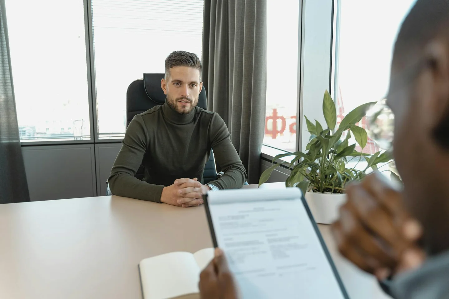 Persona en una entrevista de trabajo sobre por que quieres trabajar en esta empresa