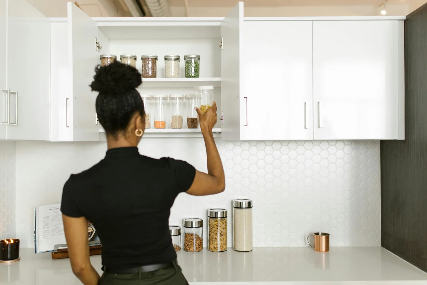 Inspección de despensa en una cocina para entender porque salen gusanos en el techo de la cocina