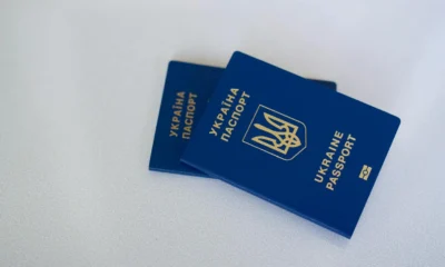 Pasaporte de Kosovo en un contexto de viaje, ilustrando porque españa no reconoce a kosovo