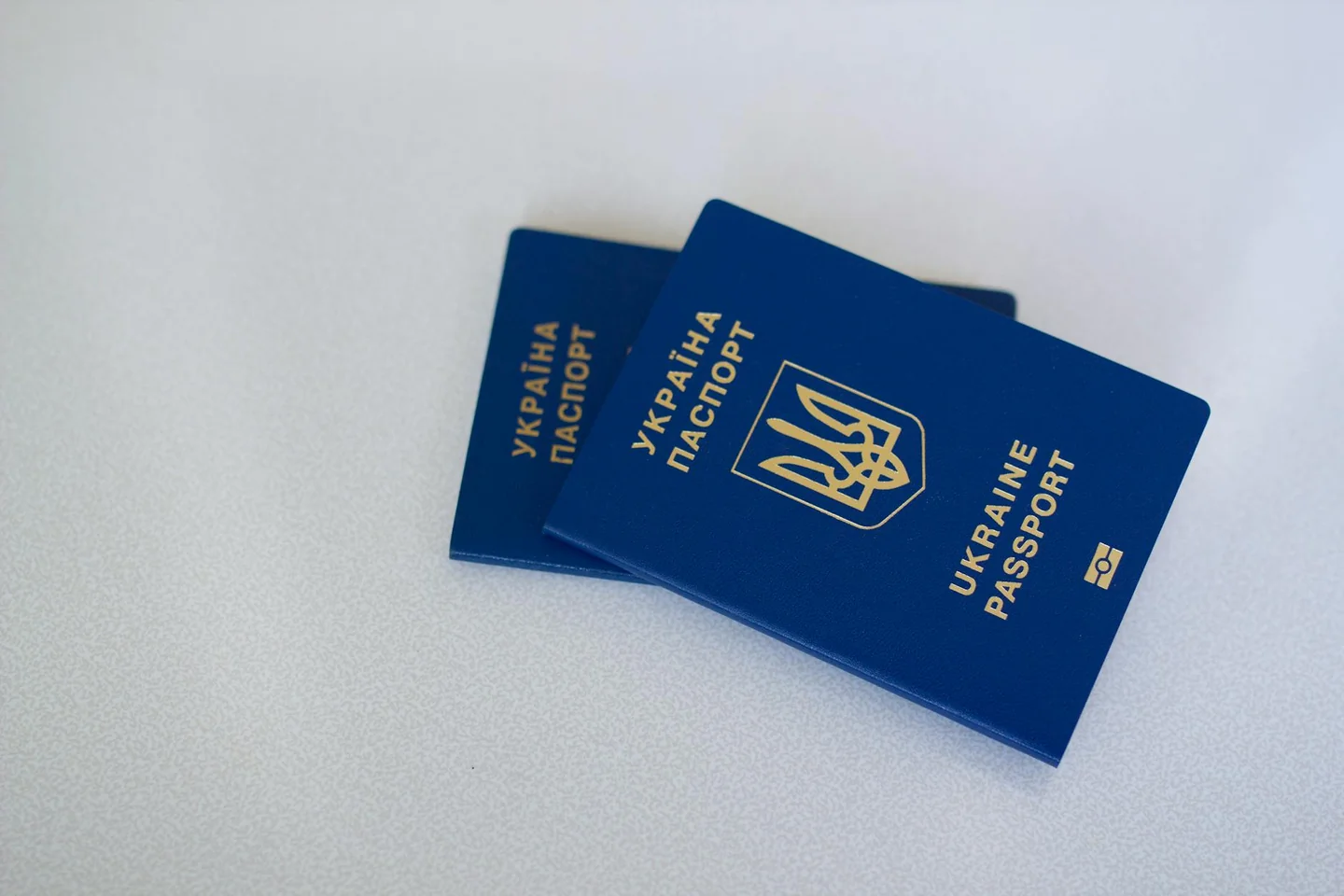 Pasaporte de Kosovo en un contexto de viaje, ilustrando porque españa no reconoce a kosovo