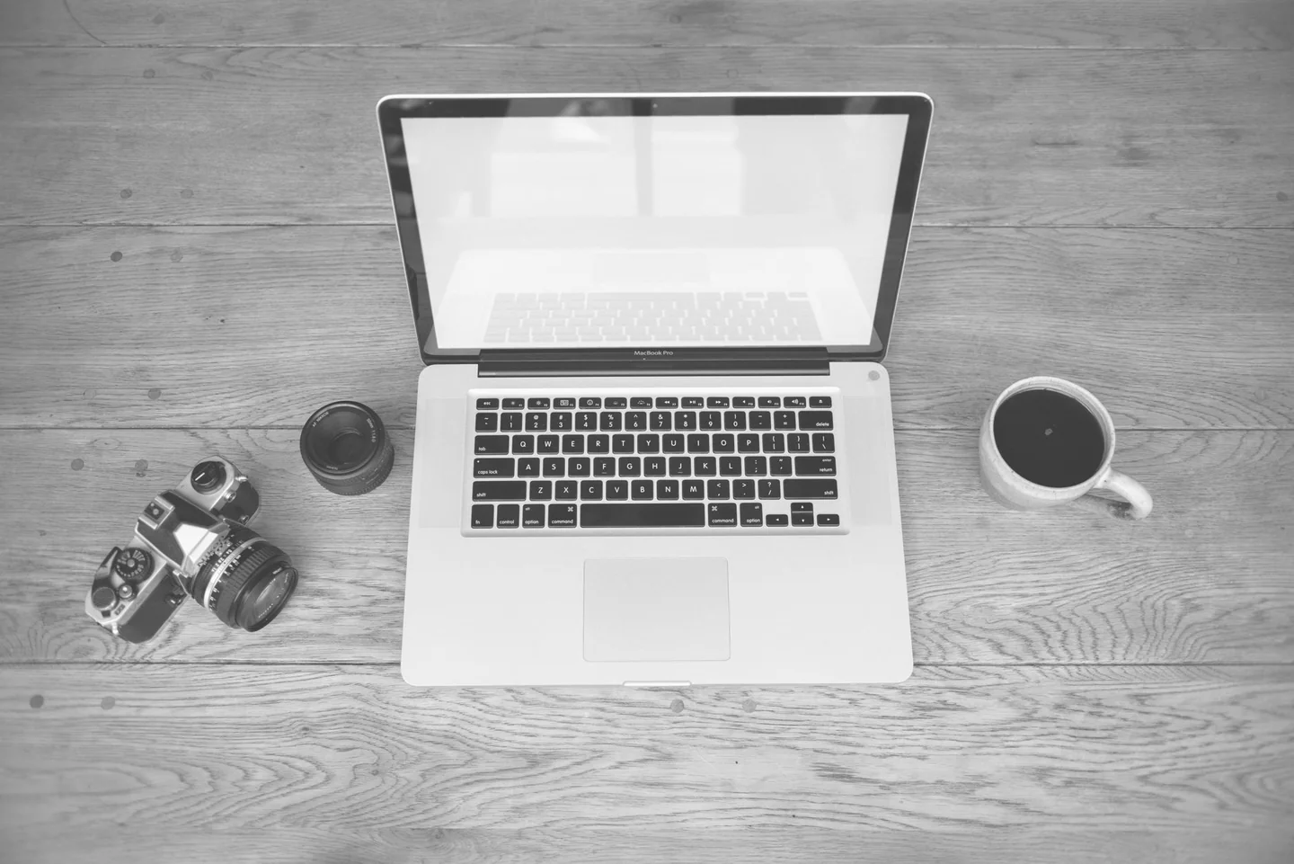 Un portátil sobre una mesa de trabajo, ideal para ilustrar "el portatil por que no puedo vivir sin" en el contexto de productividad y movilidad.