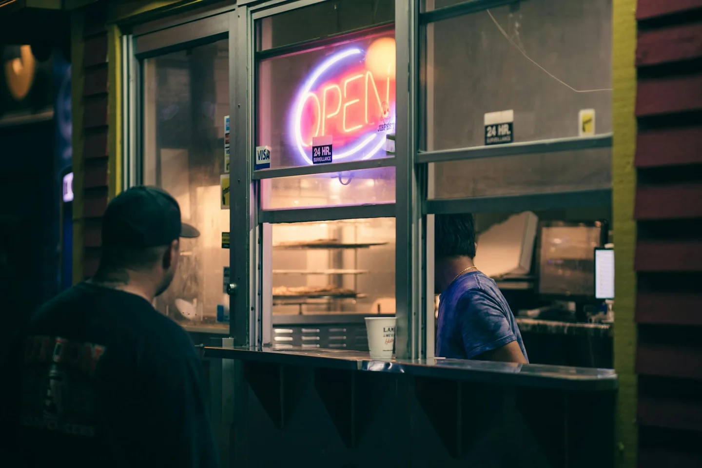 Persona comiendo de noche por "porque tengo hambre todo el tiempo", ilustrando el problema del apetito constante y los hábitos que lo empeoran.