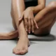 Imagen de una persona con leg numbness relacionada con porque se me duerme la pierna izquierda.