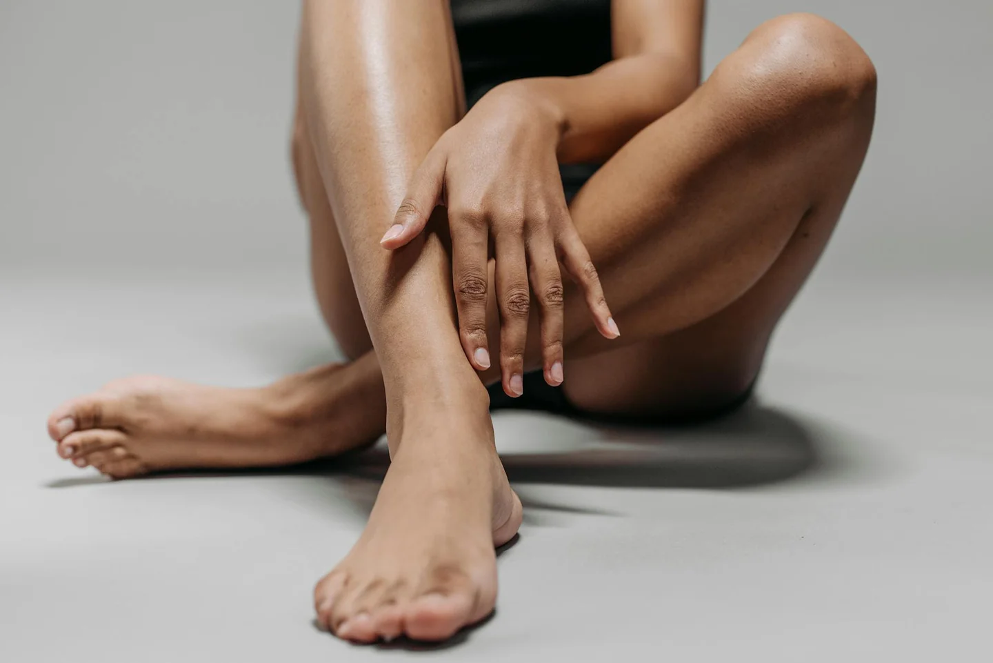 Imagen de una persona con leg numbness relacionada con porque se me duerme la pierna izquierda.