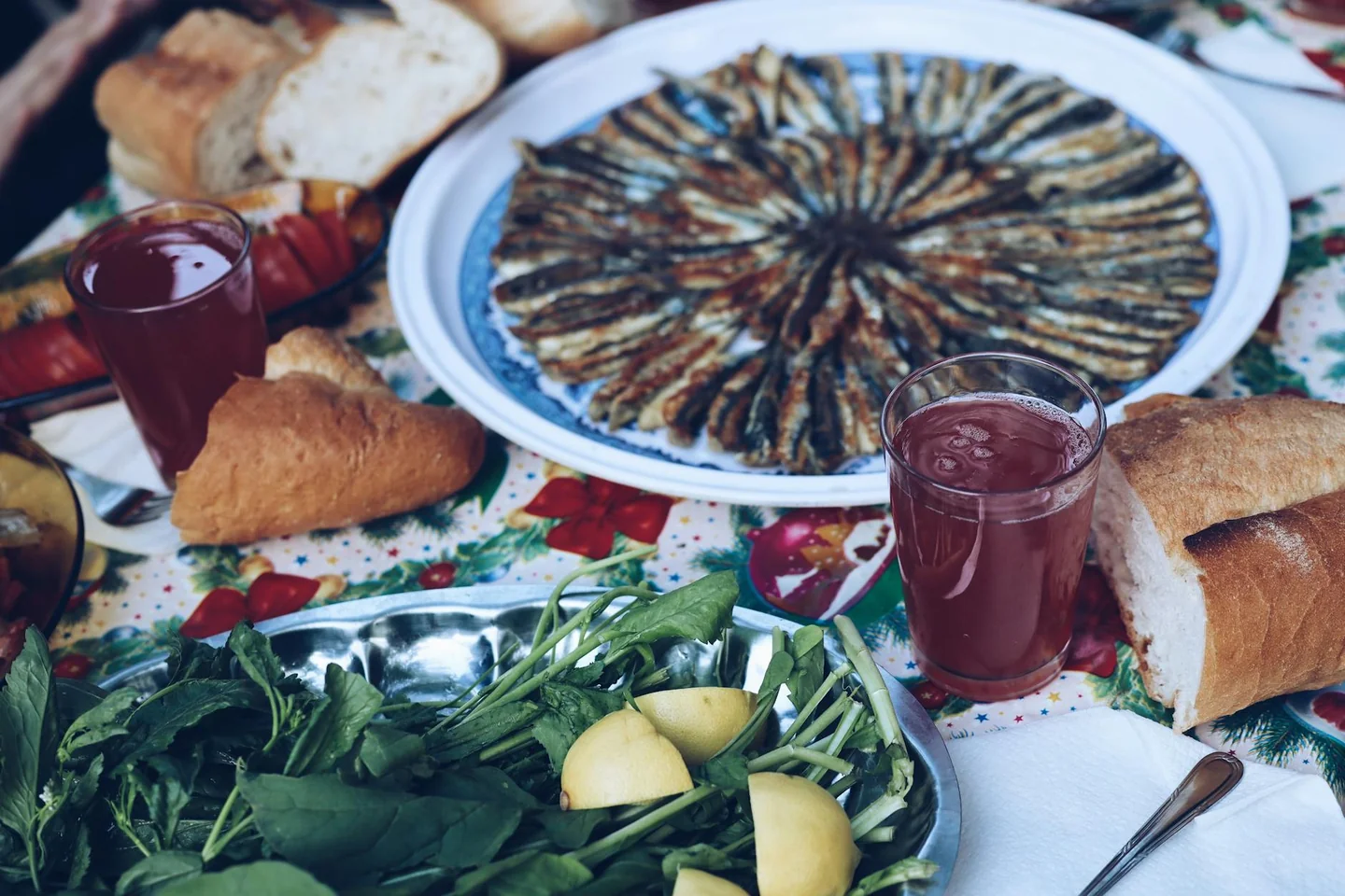 Mesa con pescado y alimentos sencillos para ilustrar porque no se puede comer carne en semana santa