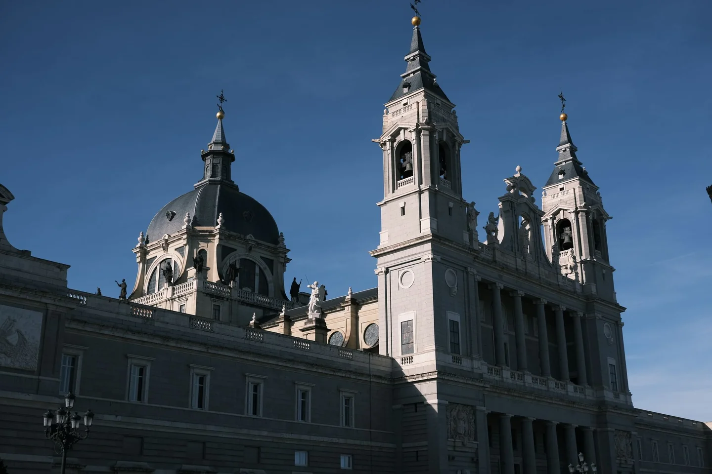 Imagen de la catedral de la Almudena en Madrid para ilustrar porque es festivo el 10 de noviembre