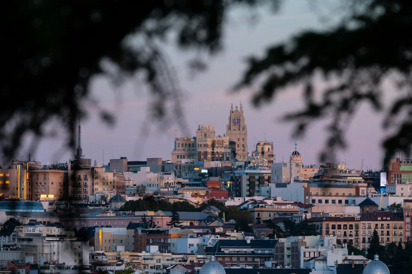 Fotografía de Madrid city skyline para ilustrar porque madrid es la capital de españa y su papel como centro político e institucional.