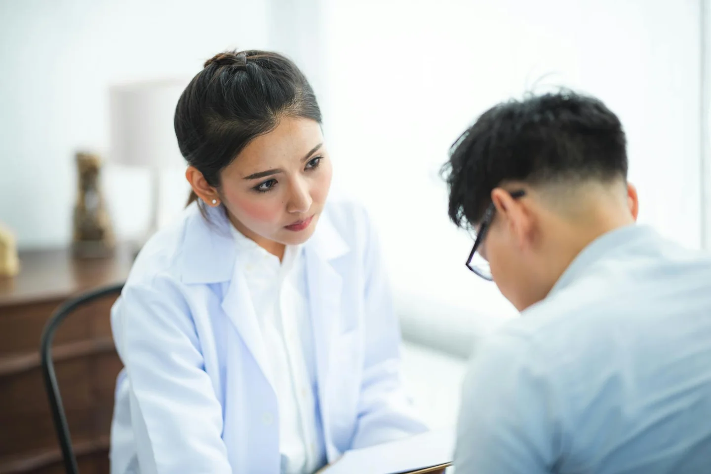 Consulta con un médico por porque sale el esperma color marrón y posibles causas urológicas