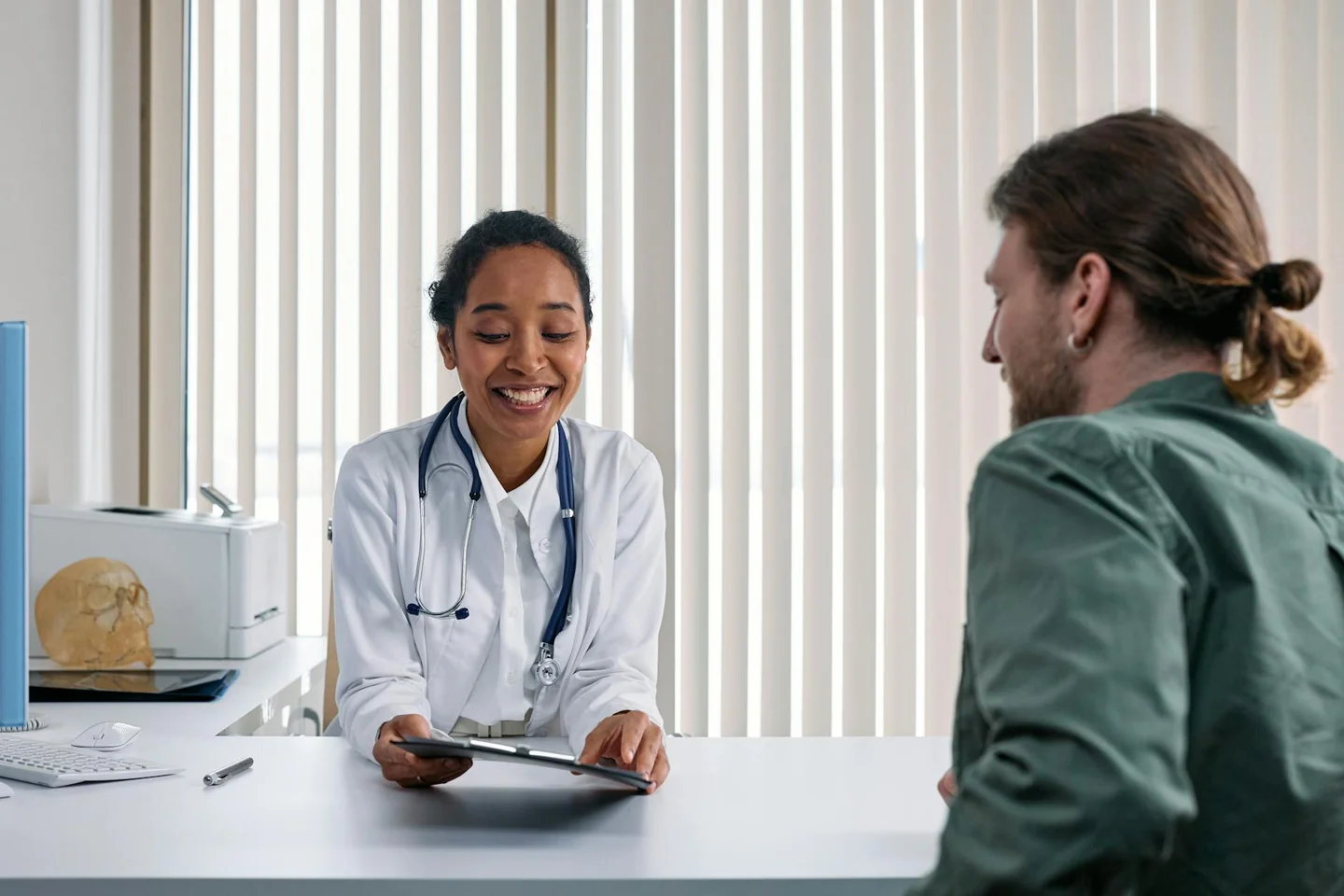 Consulta con un médico por porque se me sube un testículo y duele en un contexto de revisión de salud íntima.