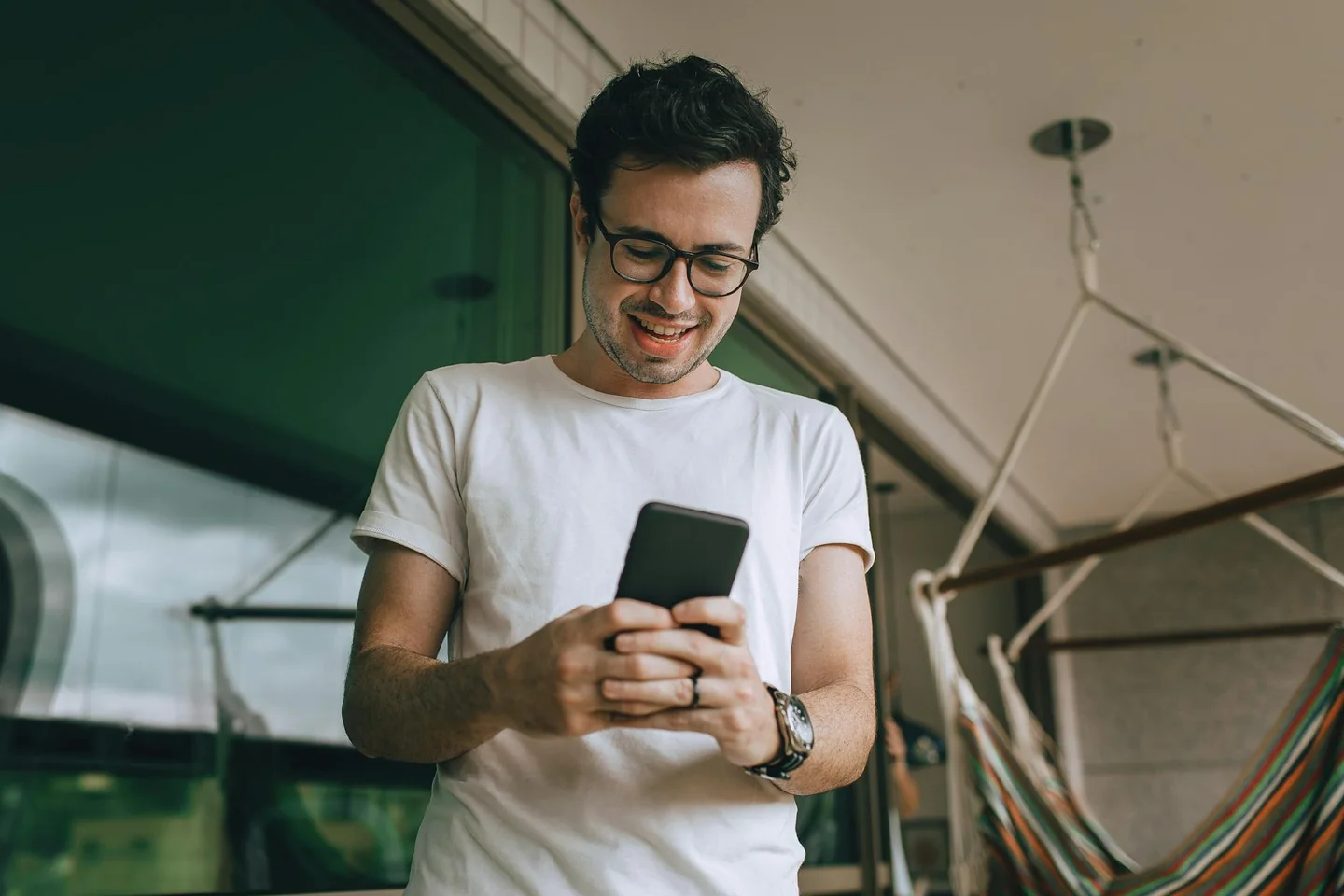 persona revisando ajustes del móvil relacionado con porque no me funciona llamadas wifi xiaomi