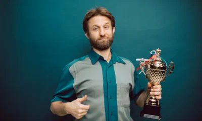 Un hombre sosteniendo un trofeo mientras se recuerda la frase no llores porque terminó sonríe porque sucedió en un contexto de despedida y gratitud.