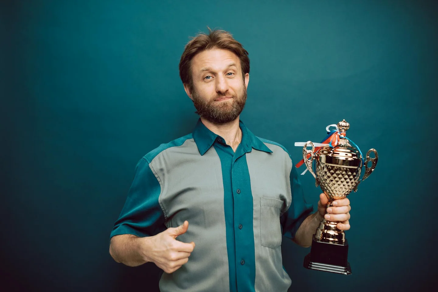 Un hombre sosteniendo un trofeo mientras se recuerda la frase no llores porque terminó sonríe porque sucedió en un contexto de despedida y gratitud.