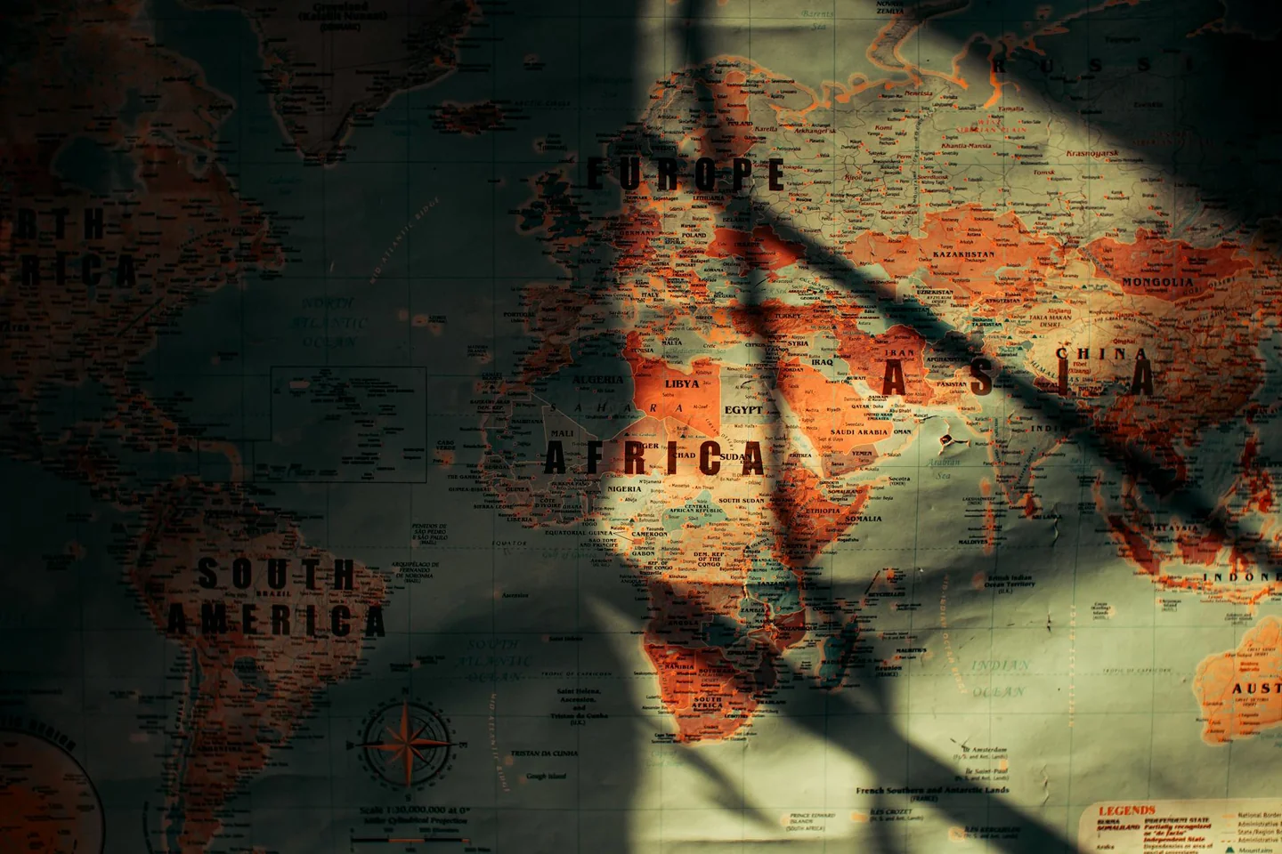 Mapa mundial para ilustrar en que paises se conduce por la izquierda y mostrar la distribución global del tráfico.