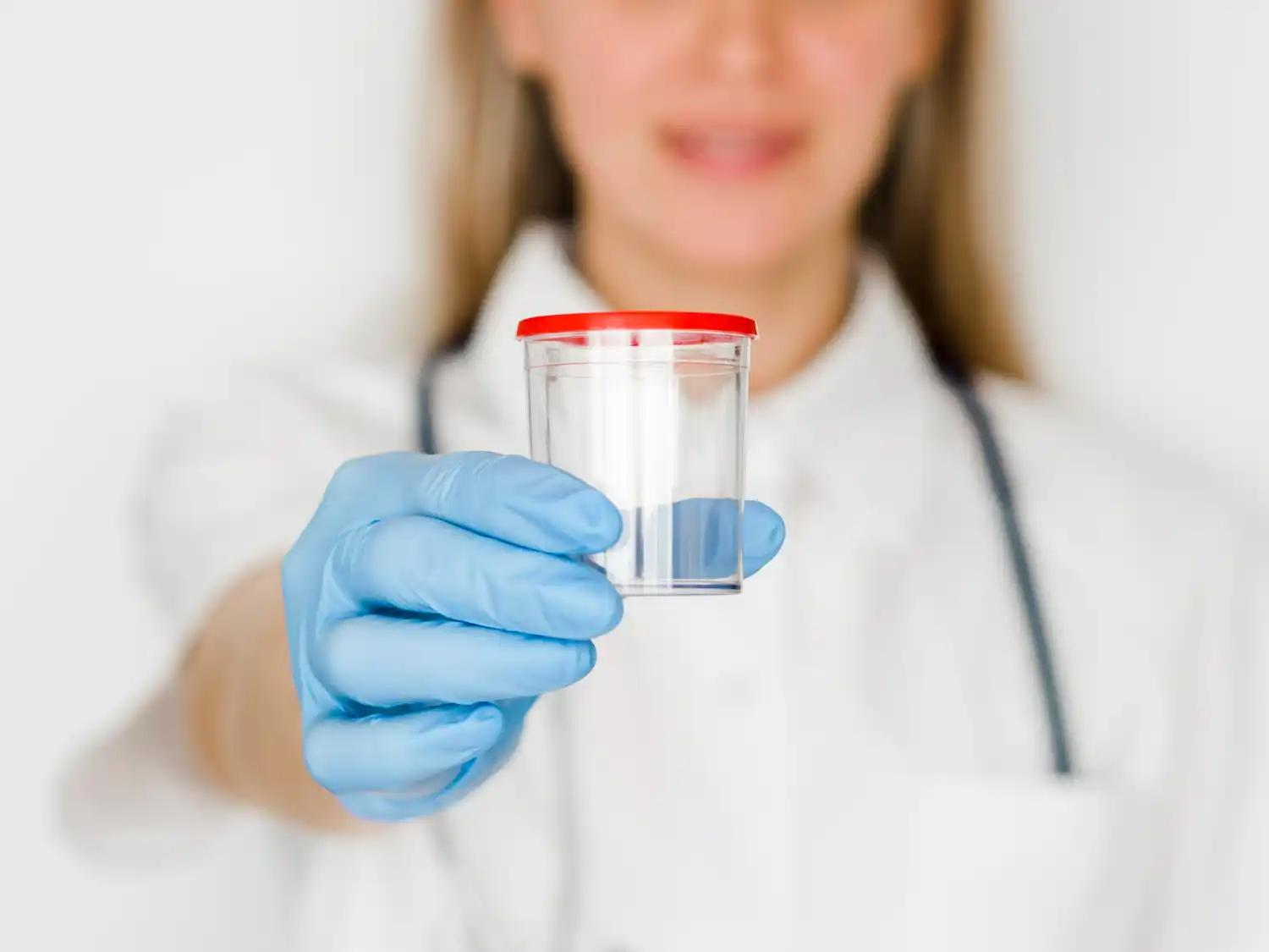 medica con vaso transparente