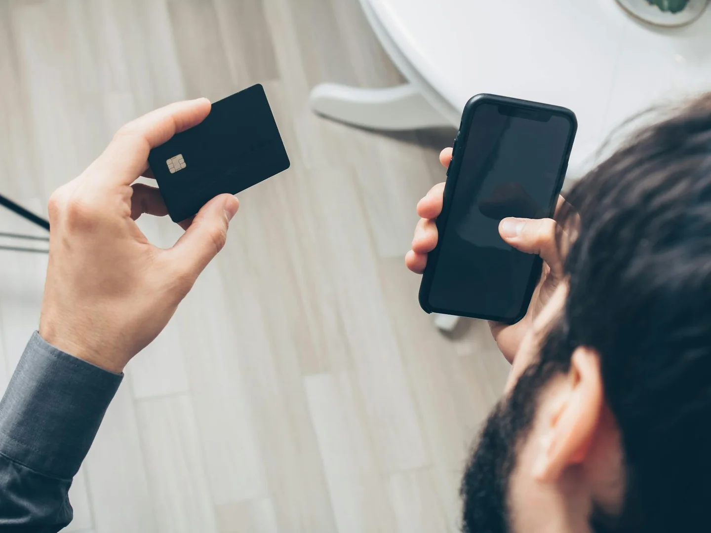 Persona intentando pagar con el móvil en un datáfono, ideal para explicar porque no puedo pagar con el movil.
