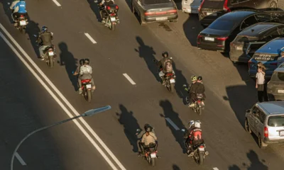 Motocicleta circulando por un carril de alta ocupación en carretera, ilustrando que está permitido que las motocicletas circulen por un carril vao
