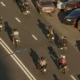 Motocicleta circulando por un carril de alta ocupación en carretera, ilustrando que está permitido que las motocicletas circulen por un carril vao