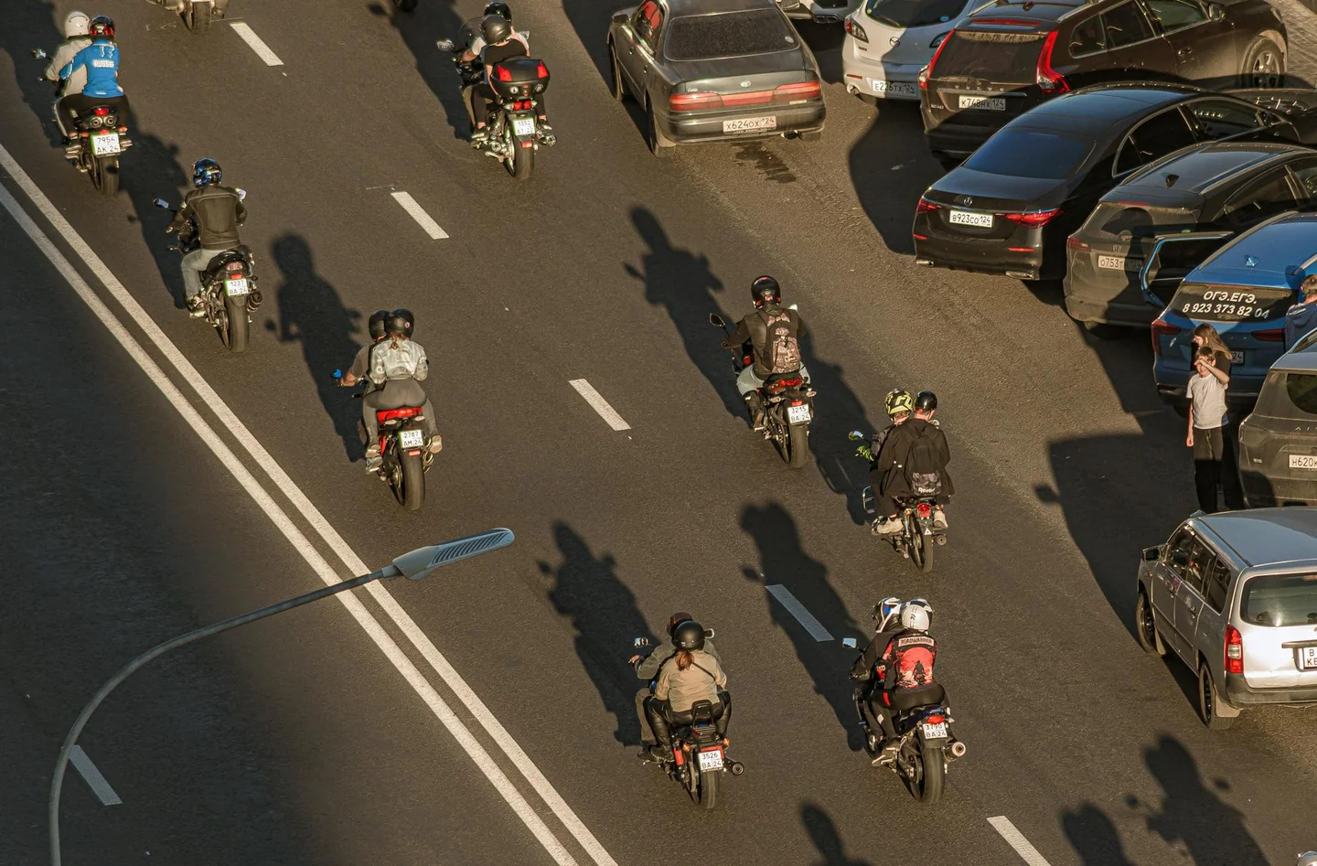 Motocicleta circulando por un carril de alta ocupación en carretera, ilustrando que está permitido que las motocicletas circulen por un carril vao
