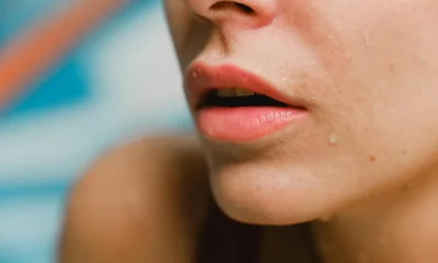 Primer plano de una boca con mucha saliva en el contexto de porque se produce mucha saliva en la boca