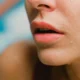 Primer plano de una boca con mucha saliva en el contexto de porque se produce mucha saliva en la boca